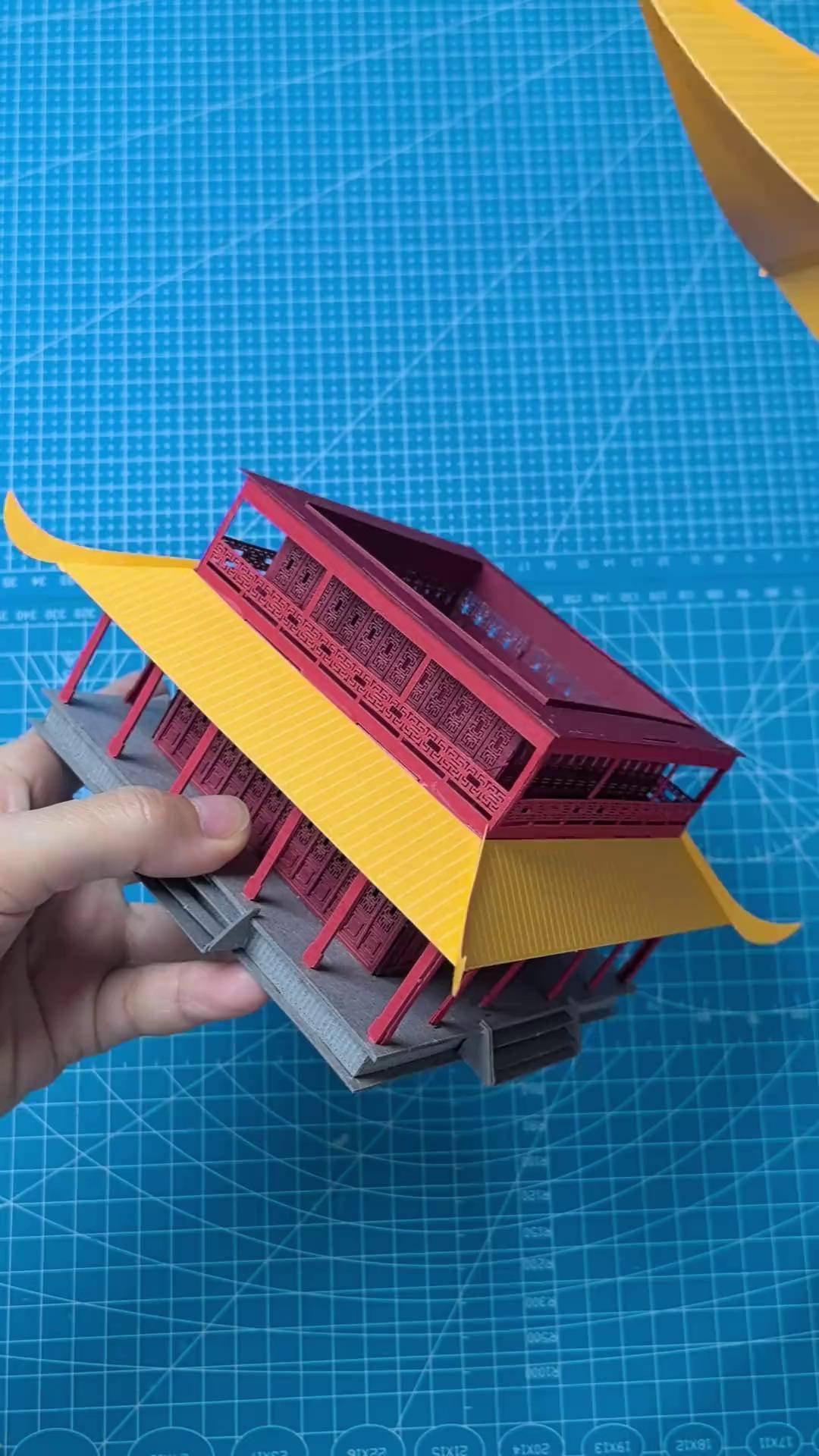 今天挑战纸艺岳阳楼,替你们试了,几张纸就可以完成,设计师加鸡腿