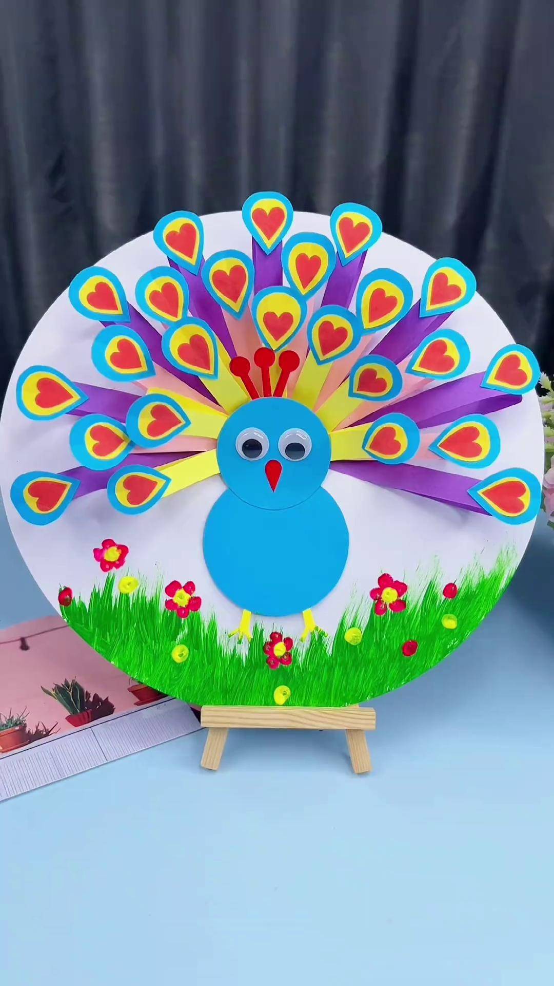 孔雀开屏手工贴画来喽,彩色手工纸搭配圆形卡纸做出来真的很完美,带小