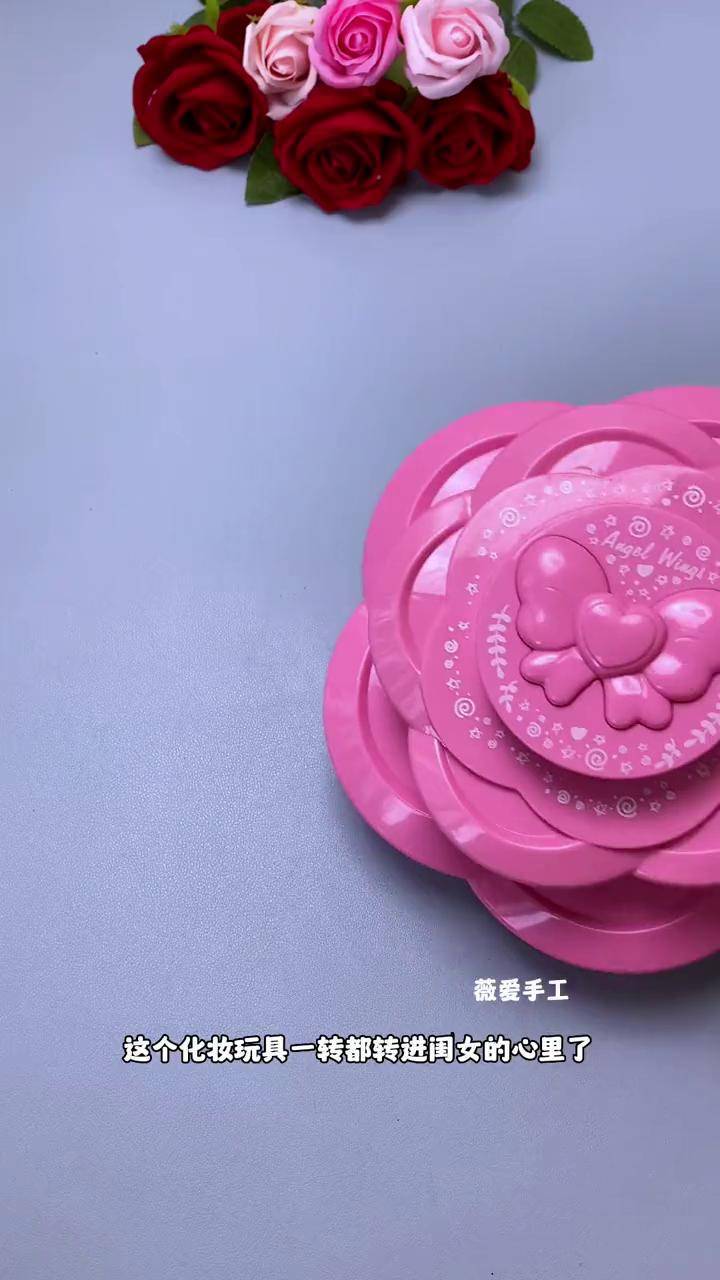 哪个小女孩能拒绝这样一个旋转化妆盒?