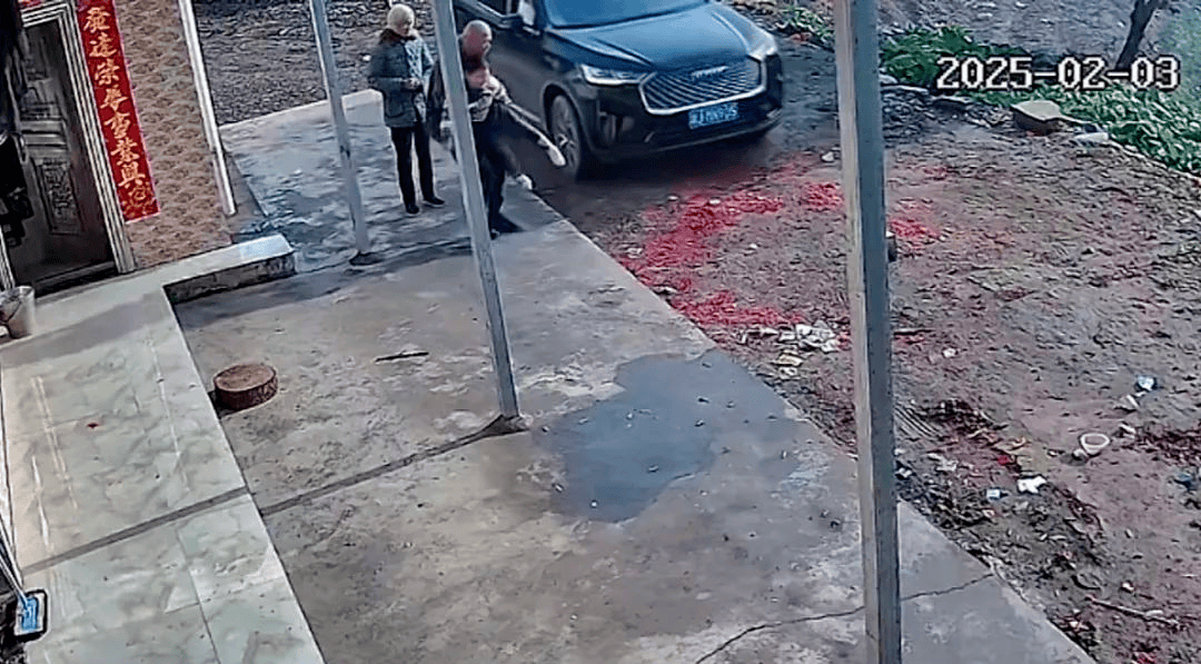 OB电竞“绷不住了”一组监控意外爆火网友直呼泪目：像一场热闹的梦……(图3)