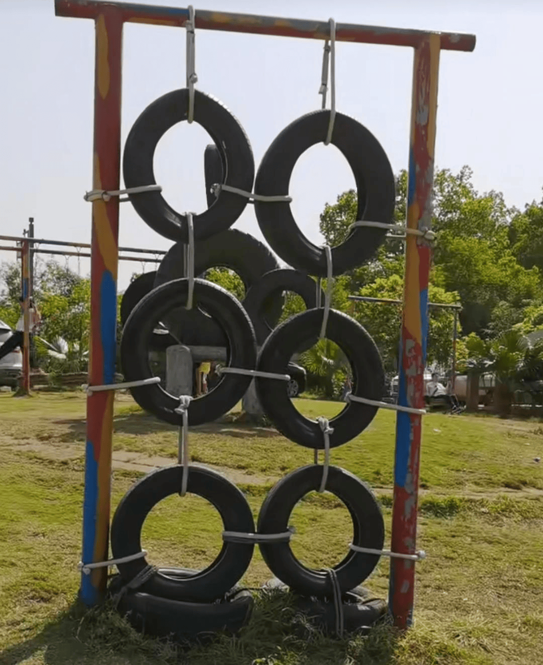 似乎没有孩子不喜欢玩坡坡,如果幼儿园没有天然的小山坡,用轮胎做一个