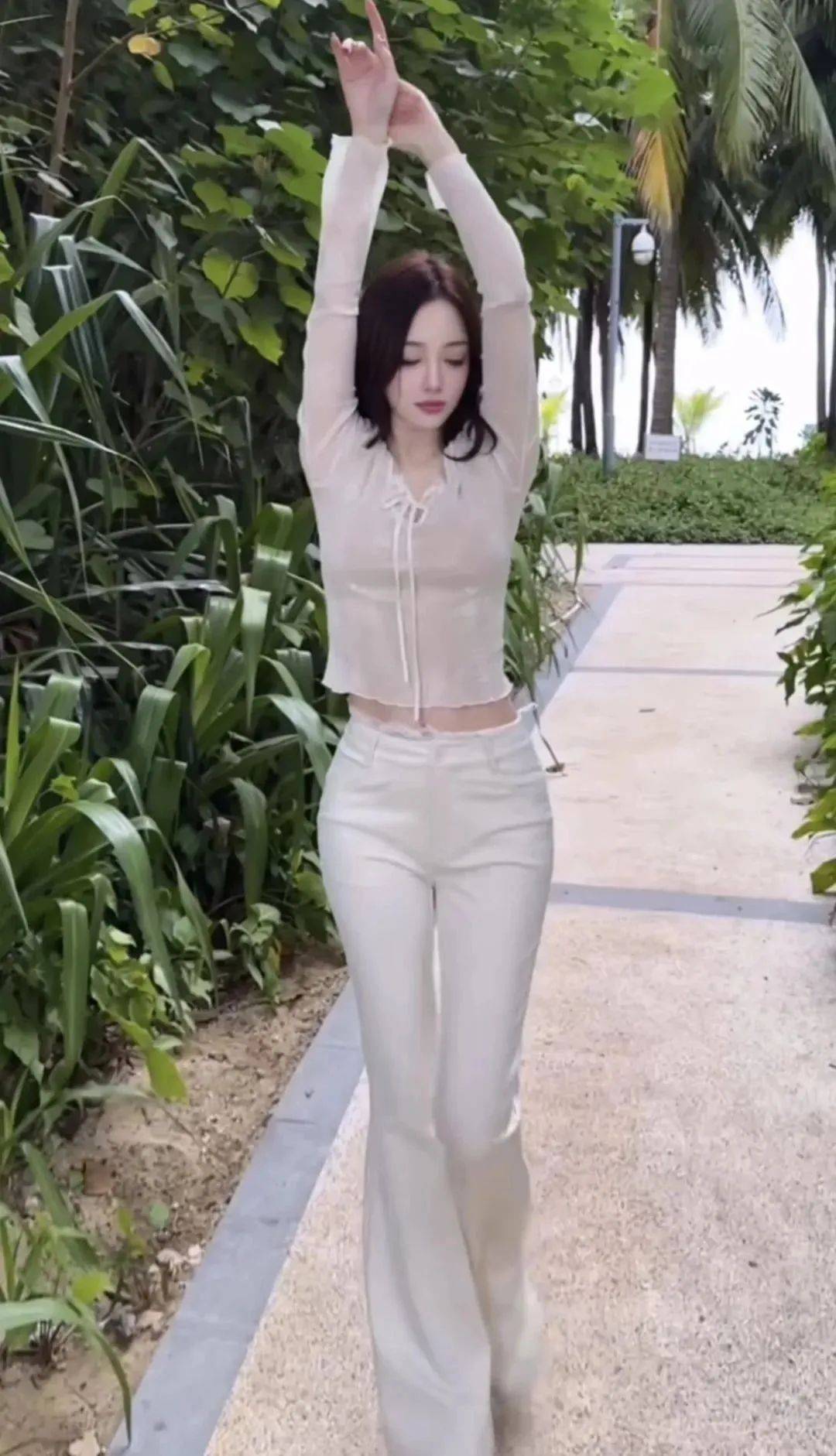 44岁李小璐海边度假真任性,穿白色半透薄衫搭紧身裤身材火辣,s曲线太