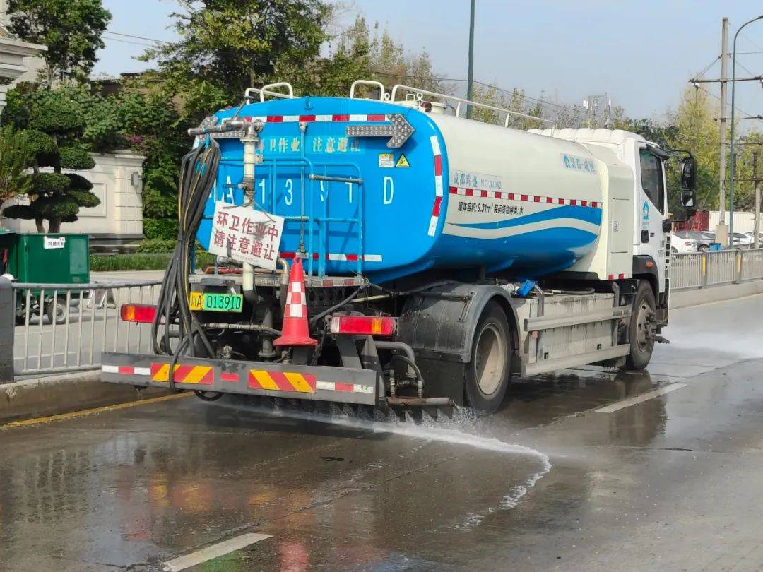 下雨天,洒水车为啥子还在"嗨皮"工作?