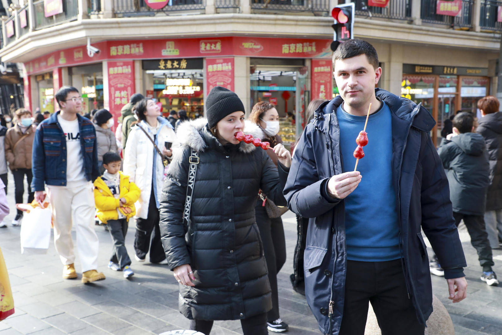 图片[2]-免签政策放宽后的入境游：英国游客在张家界被“美哭” 有人辞去银行工作当英文导游-华闻时空