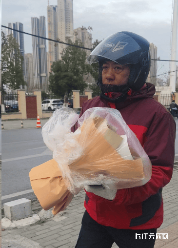 清晨的第一束鲜花送别黄老6686体育注册(图2)