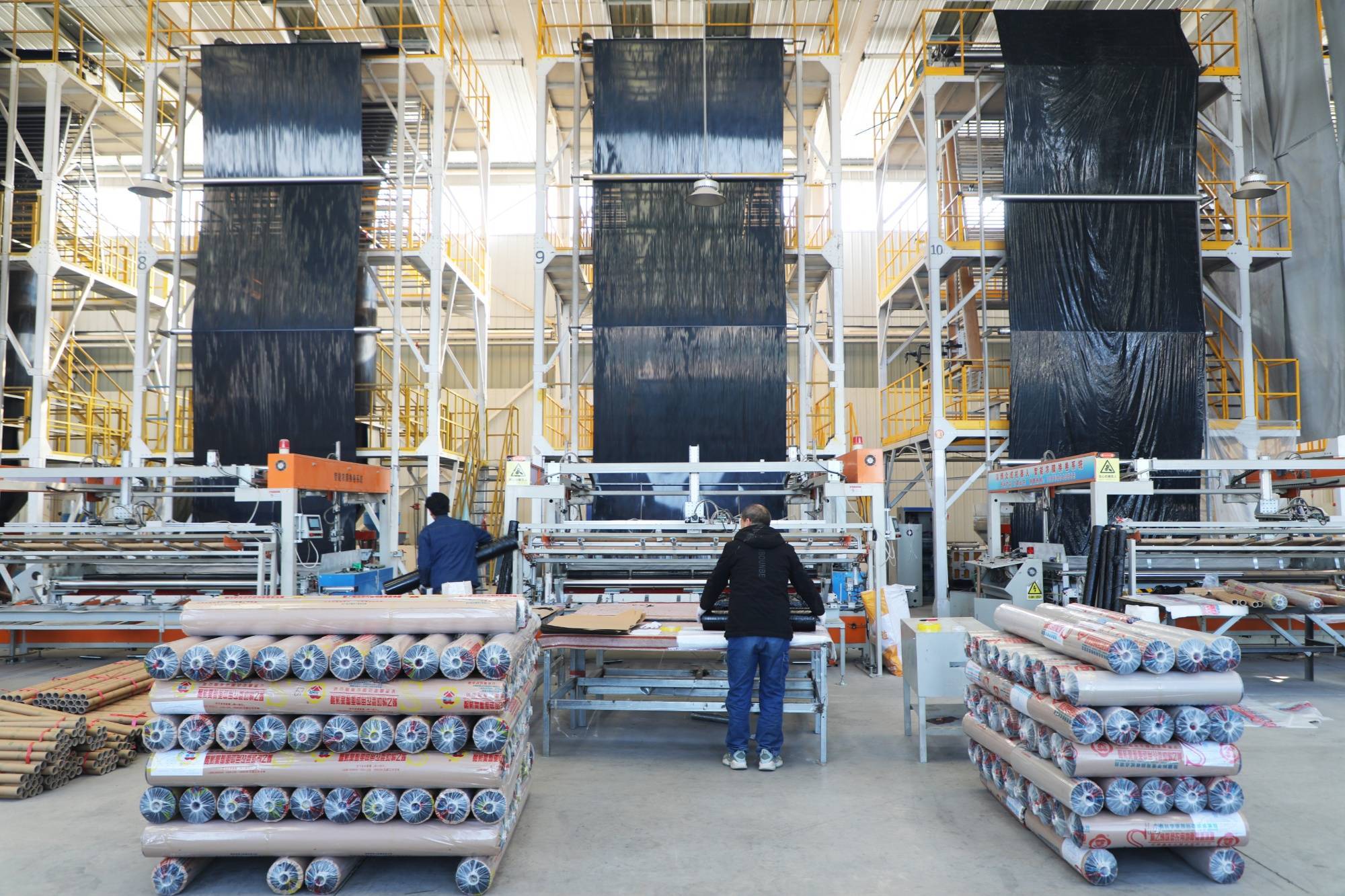 甘肃民乐:加快农膜生产助春耕