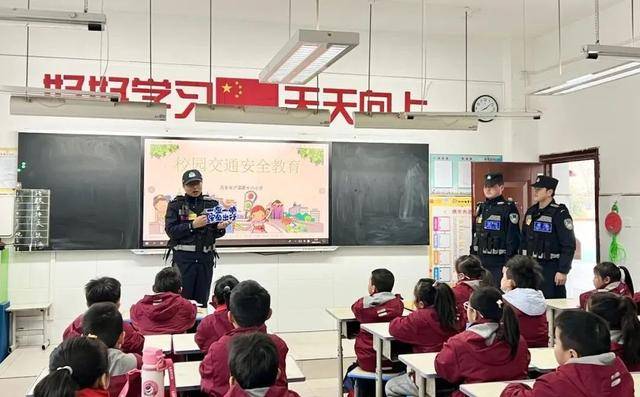 乐虎登录多元教育启新程 开学第一课绽光芒——西安市浐灞十八小开学第一课(图4)