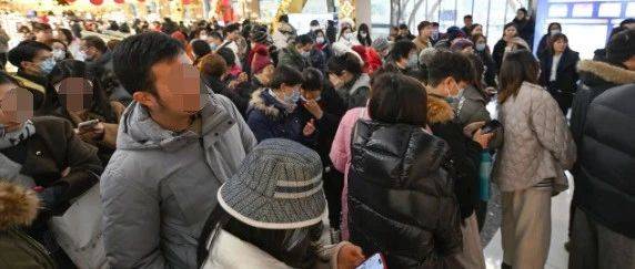 涨疯！凌晨还在排队，有人一口气拿出16万，有人一口气赚了80万！老板已累瘫_黄金_金价_首饰