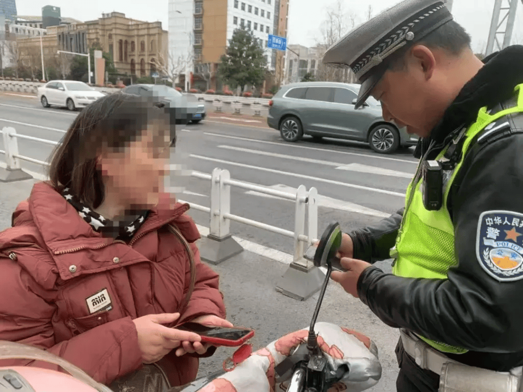 未戴头盔还闯红灯？上海用无人机抓拍喊话严查非机动车交通星空体育下载违法(图3)