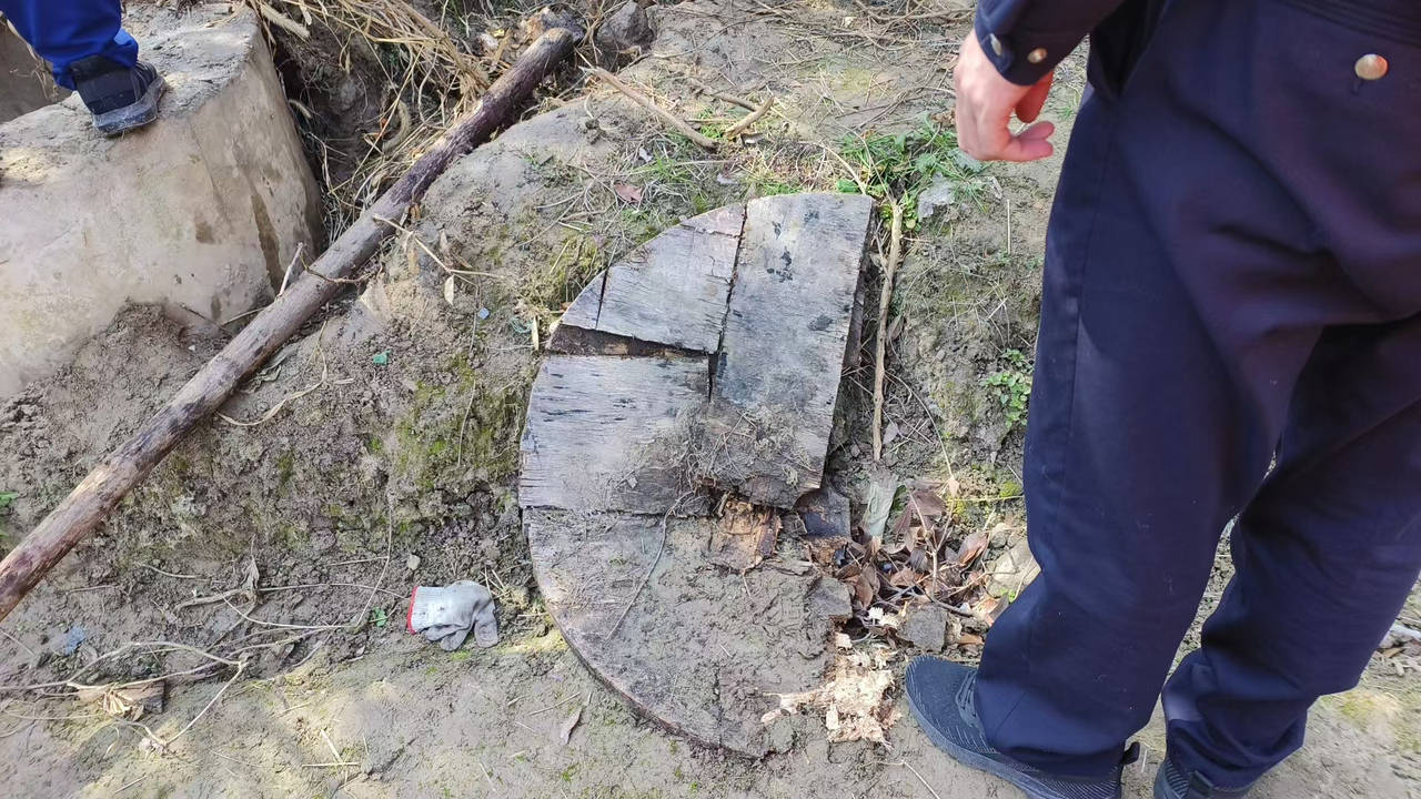 必一运动登录这一幕太惊险杭州男孩跌入雨水井居民质疑：为啥井盖是一块木板(图2)