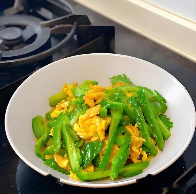 家常菜品烹饪指南：鱿鱼、苦瓜、油麦菜、莴笋的美味变身 厨房新手必看：洋葱炒鱿鱼、苦瓜炒鸡蛋等做法
