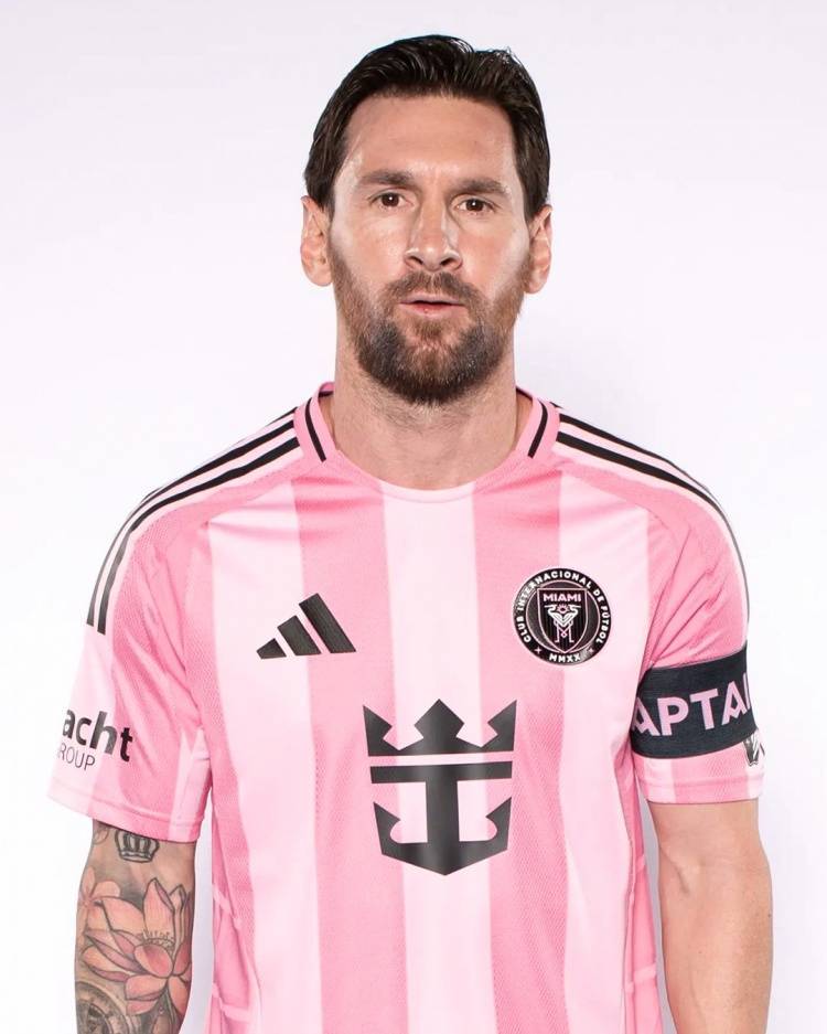 新发型帅吗?梅西新赛季定妆照出炉,梳成背头,自信面对镜头