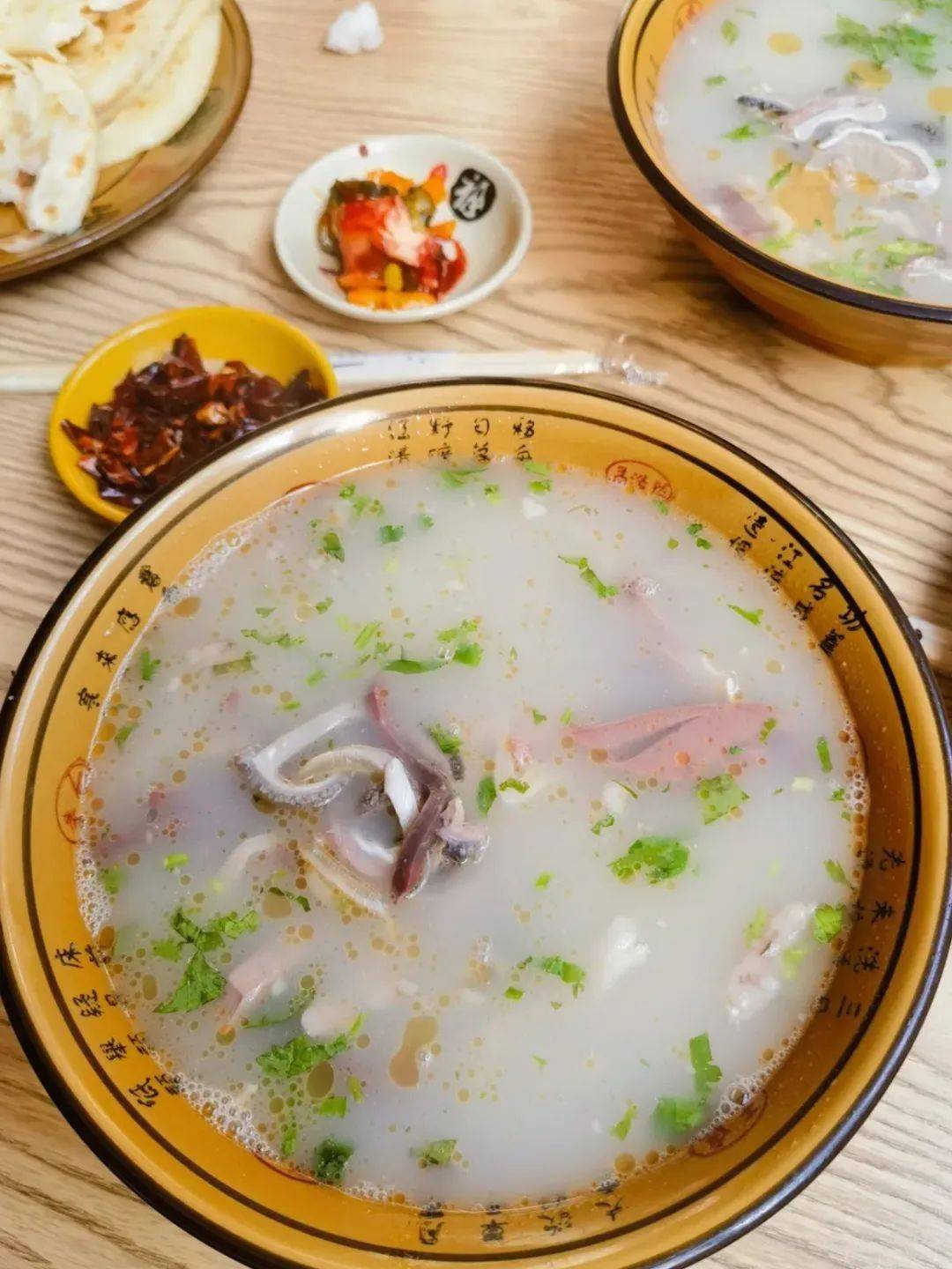 大众点评 @文悦尔‍沸水将羊杂烫热再放上盐白胡椒小葱与香菜冒