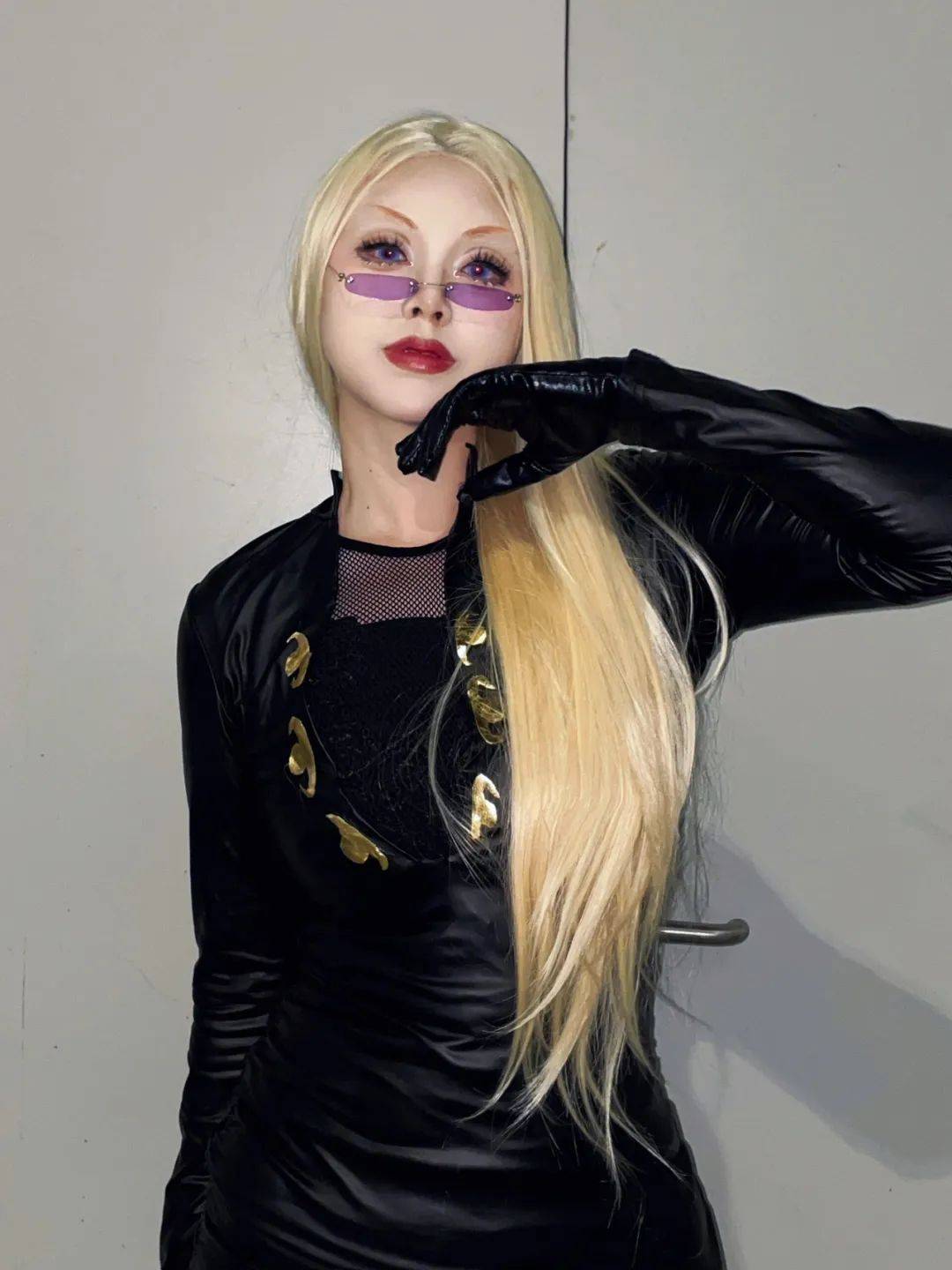 海贼王大姐姐cos卡莉法,黑色紧身衣,真的太爱了!