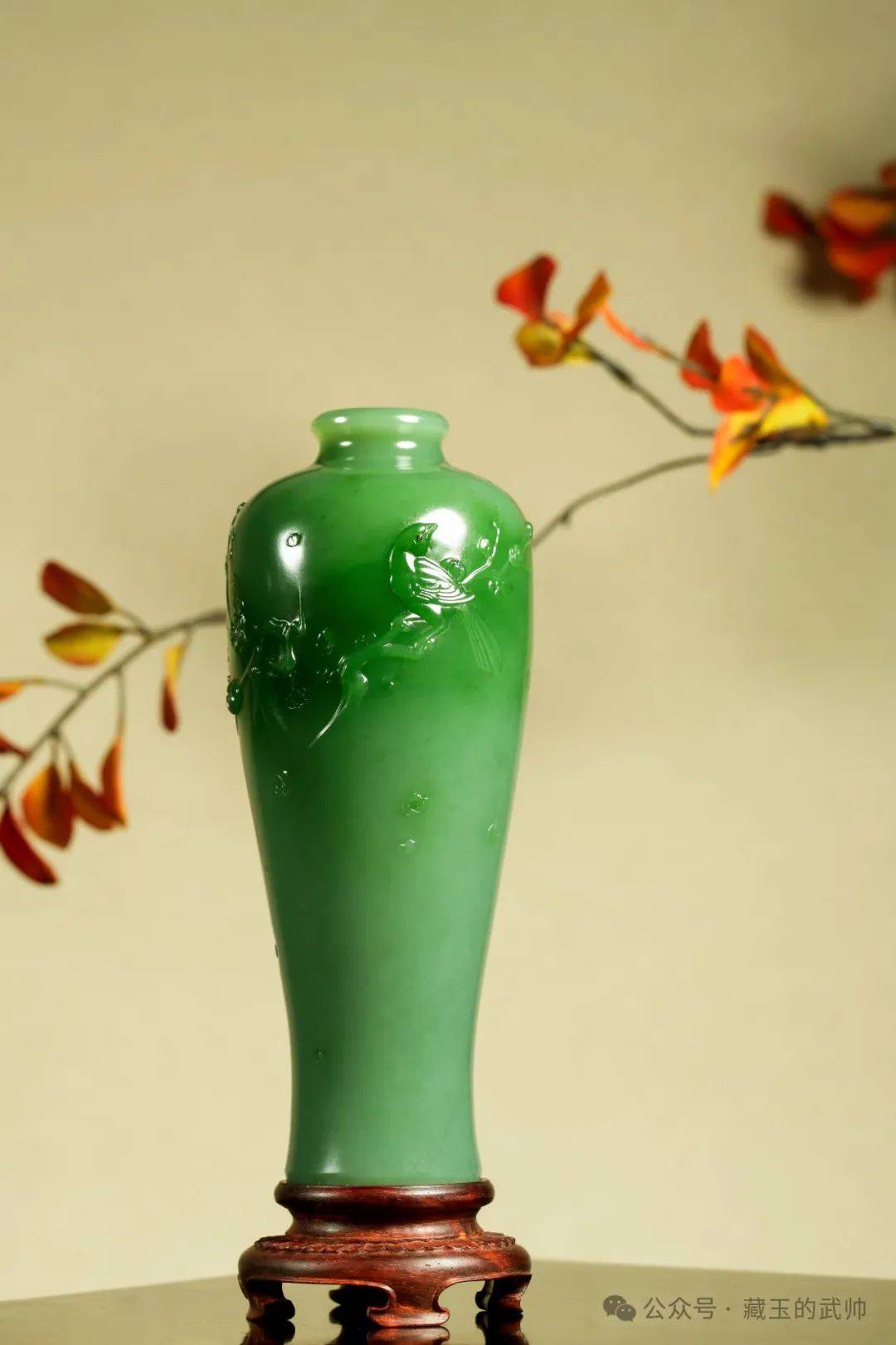 一只喜鹊悠然栖息于梅枝之上,昂首回望,其眼睛尤为绝妙,玉雕师巧妙