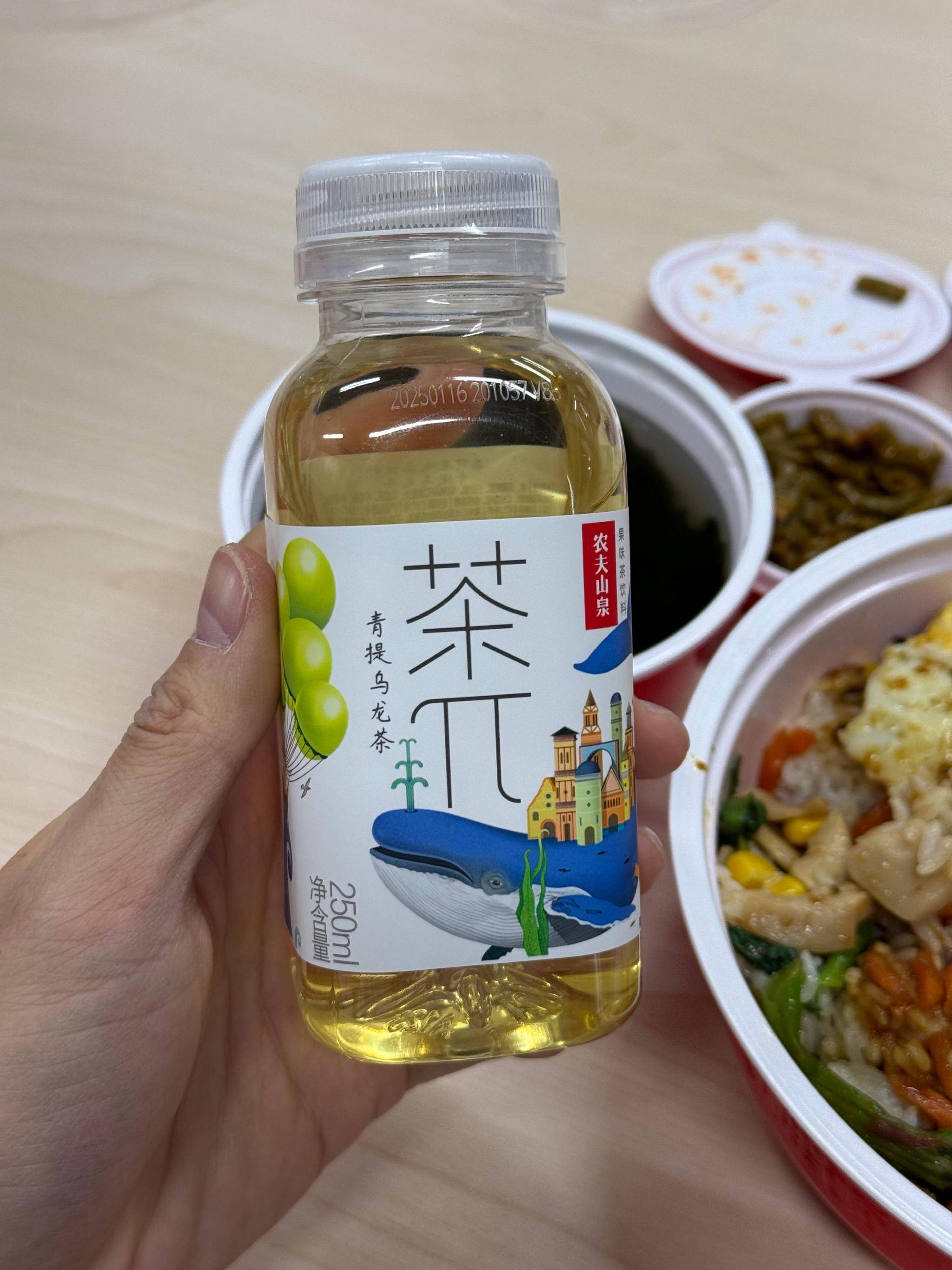 最近艾米丽在工作室买了好多小瓶饮料大家都很爱喝最后一个茶π我开