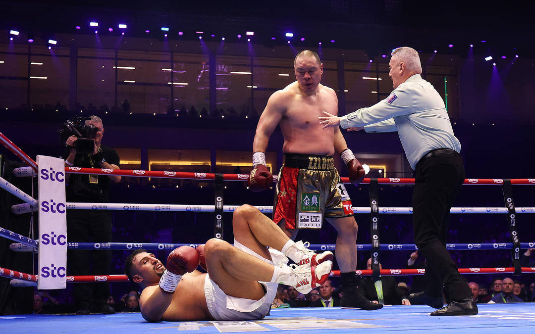 拳怕少壮，42岁的张志磊首次被TKO