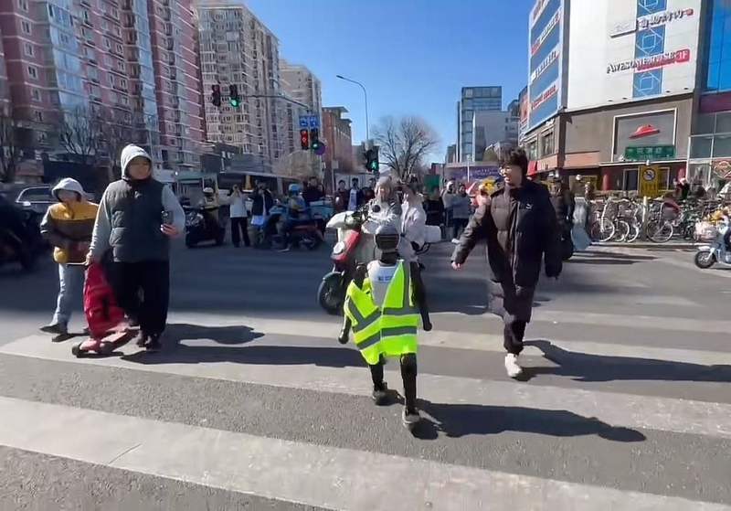 【爆笑】ロボット警官、勝手に路上デビュー！？「イノベーション」が「迷惑」に大変身！