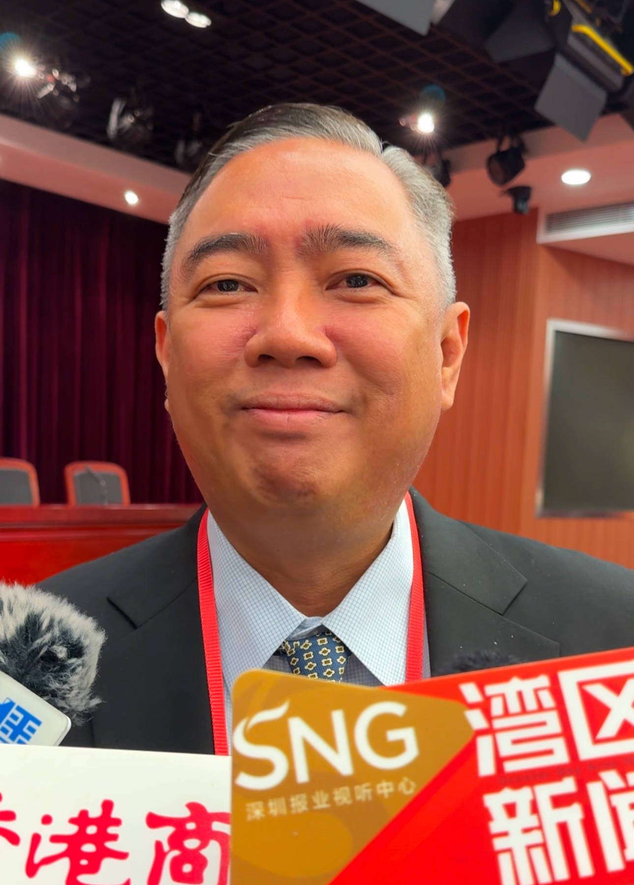 受邀旁听人大会议,对深圳未来发展充满信心和期待