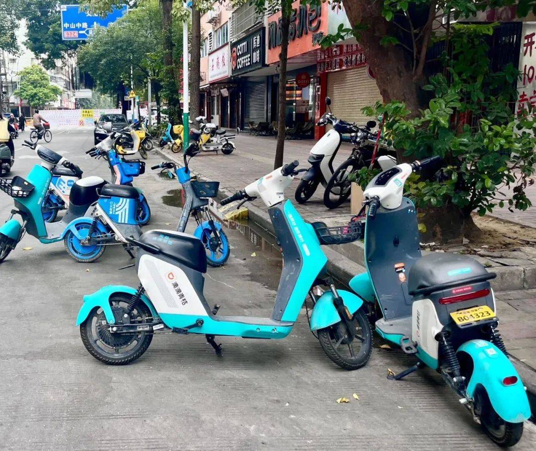 有些车辆横七竖八地躺在道路中间;有些密密麻麻地挤在非机动车道上