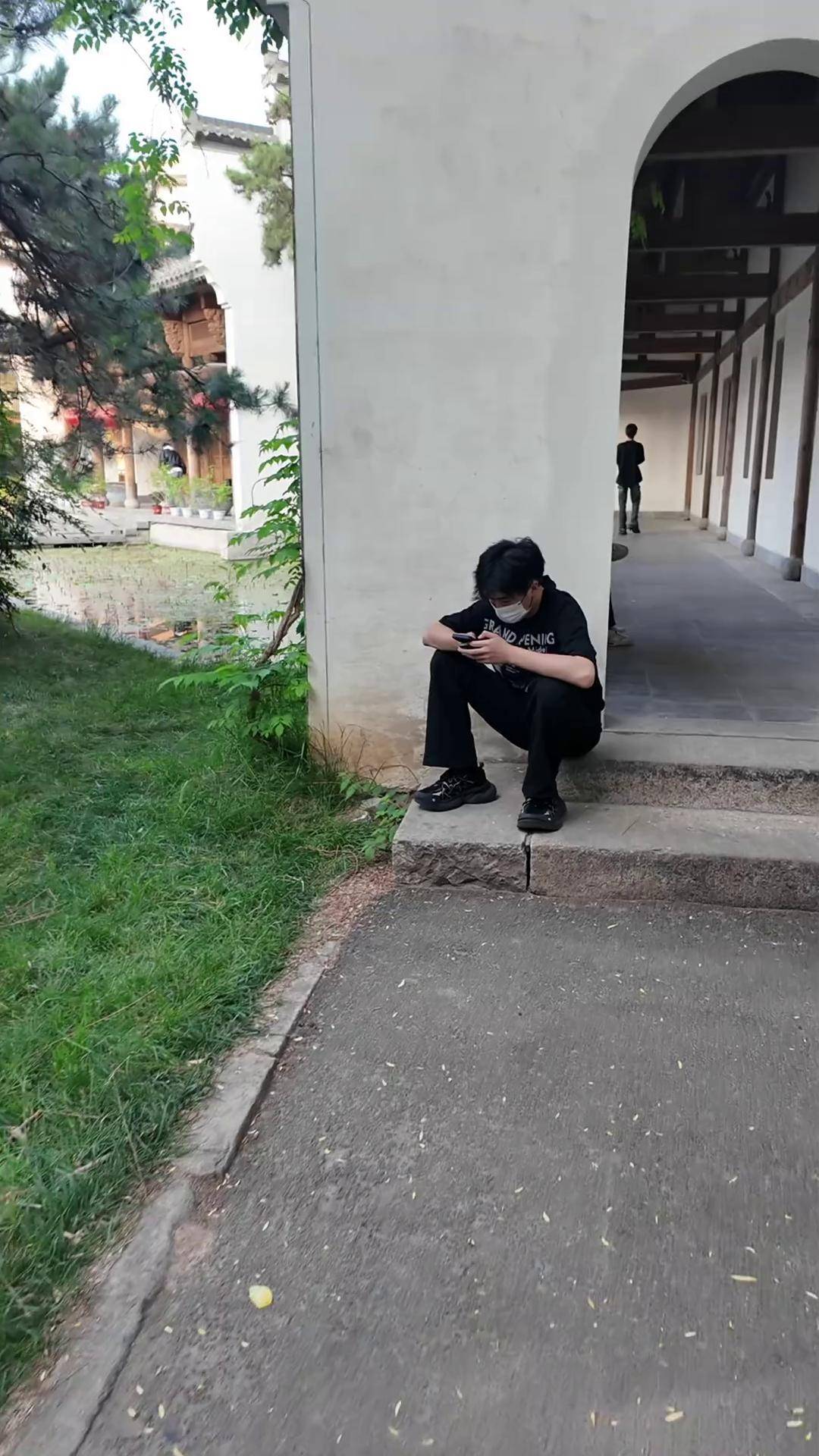 街头采访偶遇kaalixto 是帅哥没错了鞋子分享 老爹鞋