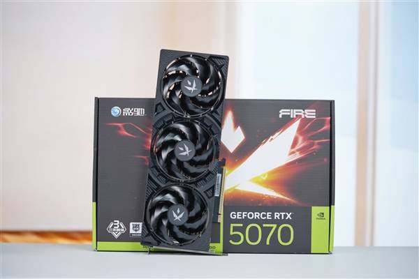 三折大扇叶！影驰RTX 5070 FIRE显卡图赏