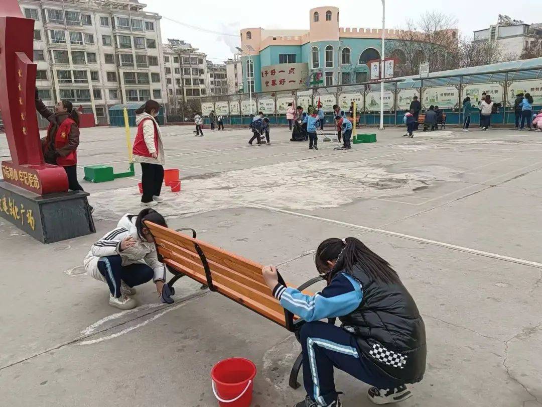 弘扬雷锋精神主题班会_学校开展学雷锋活动_学雷锋志愿服务活动