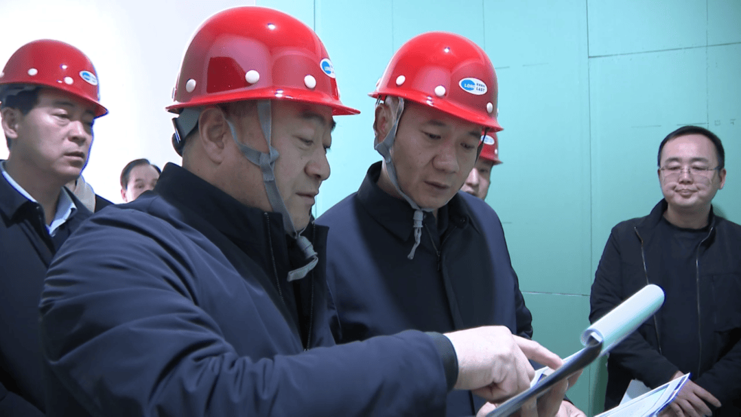 隆德县领导调研企业发展和特色街区建设情况