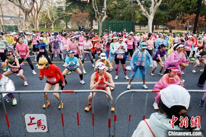 2025上海女子半程马jbo竞博电竞平台拉松赛开跑(图5)