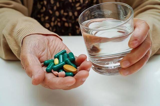 降血糖药背后：糖尿病患者不可不知的饮食风险 长期吃降糖药，这些饮食“陷阱”你避开了吗？
