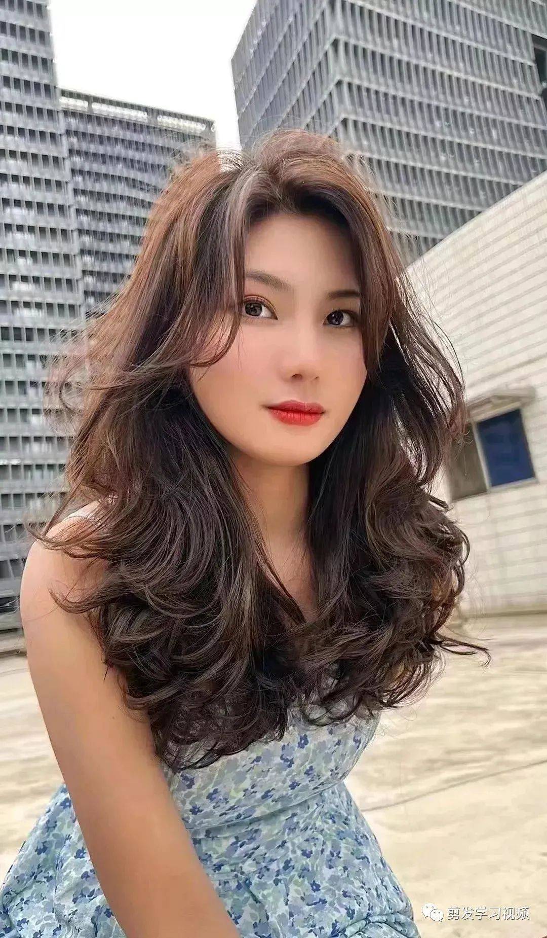 发型是指头发的长度颜色和形状是肉眼所能观察到的一般分为5种类型