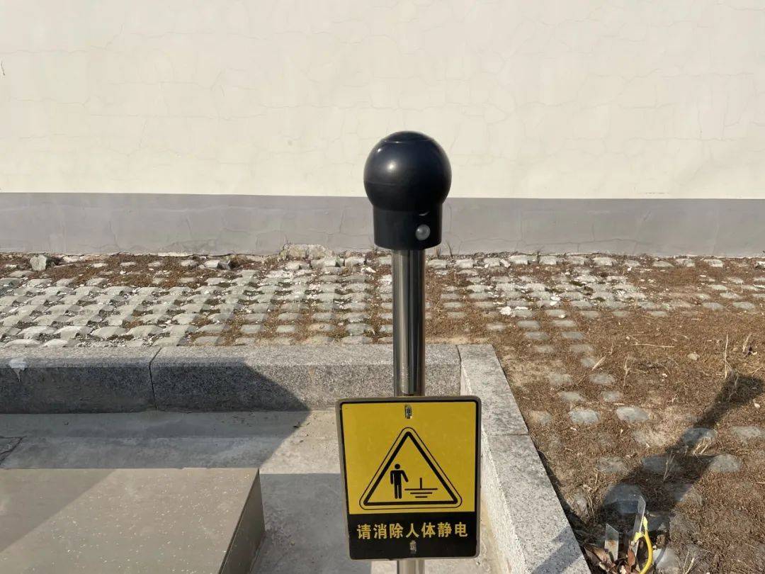 卸油过程中的静电风险较高,静电接地报警器通过连接罐车,能够有效消除