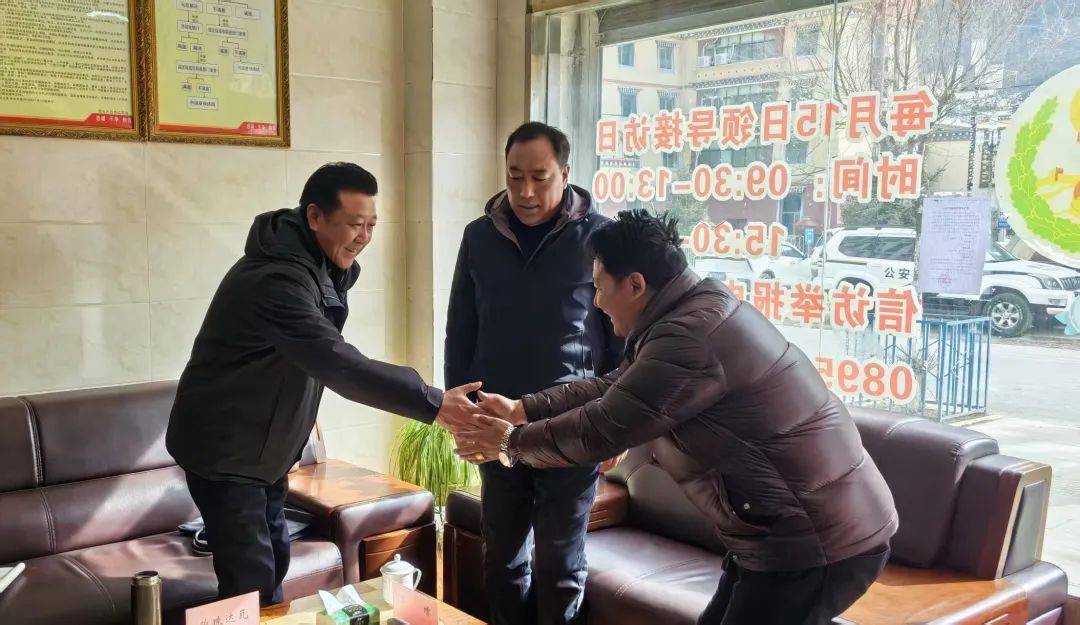 倾听群众心声解难题 热情接待服务暖民心！热心接待来访群众文化墙