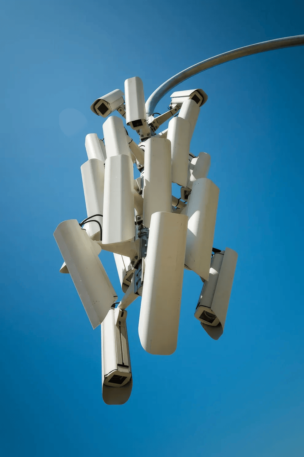 有的用摄像头,有的用卫星接收器