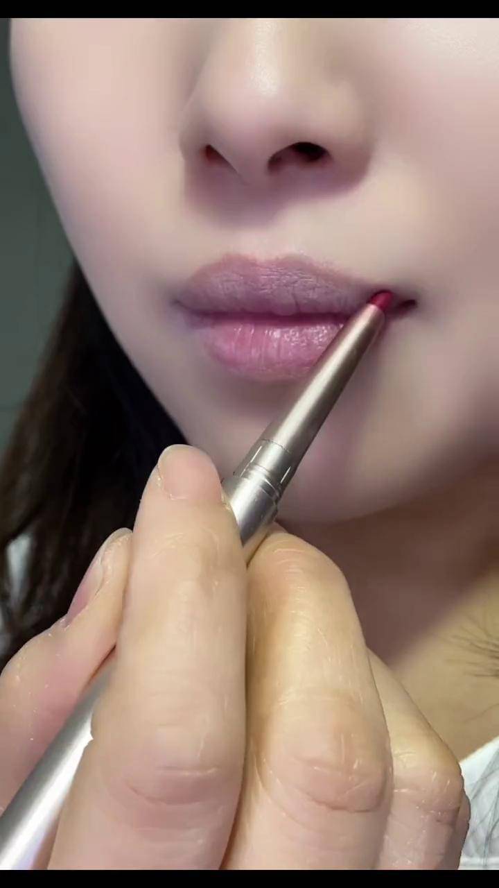 唇膏笔怎么涂(唇膏笔怎么转出来剩余部分)