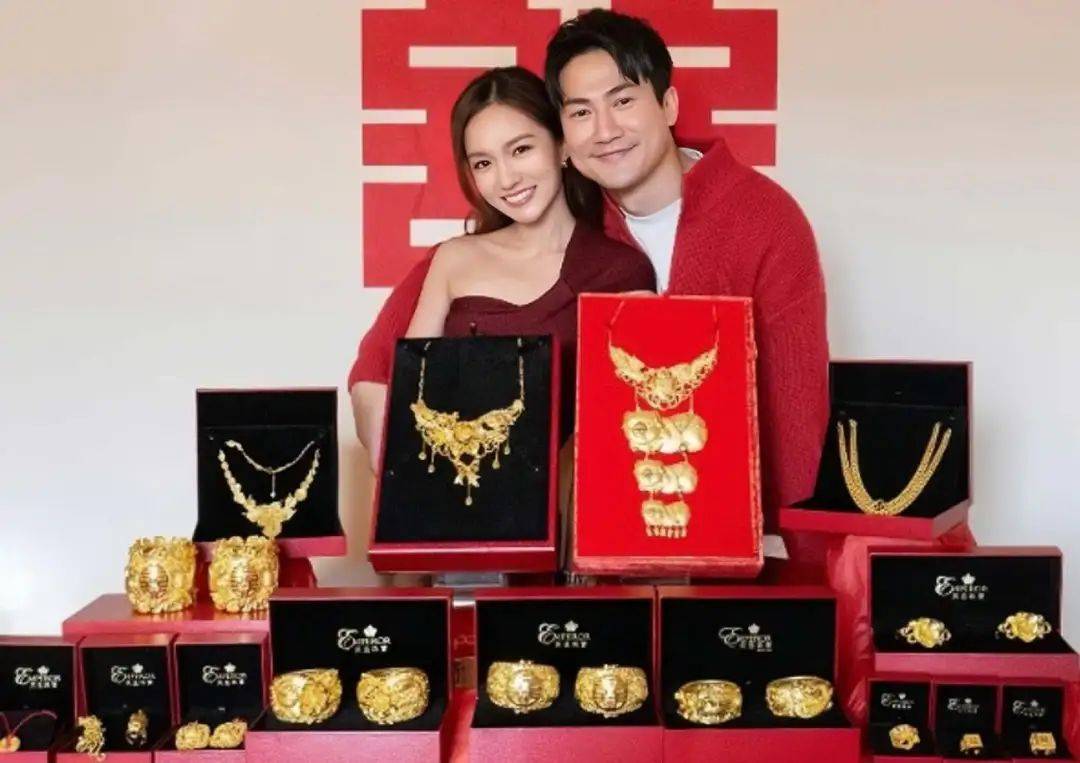 DB电竞app恭喜TVB“金童玉女”郭子豪邓卓殷正式签字结婚婚礼进入倒计时时间地点暂未公布(图5)