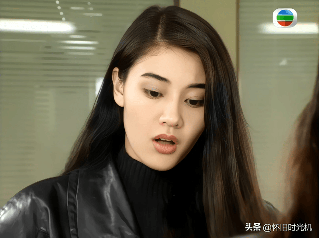 李嘉欣与阔太们合影,54岁的她与记忆中的港姐冠军判若两人