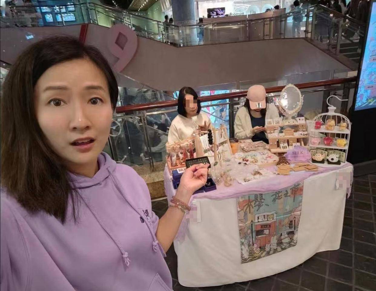 40 多岁梁珈咏摆摊谋生，不忘坚持演戏之路 梁珈咏商场摆摊，年龄难挡她对演戏的坚持