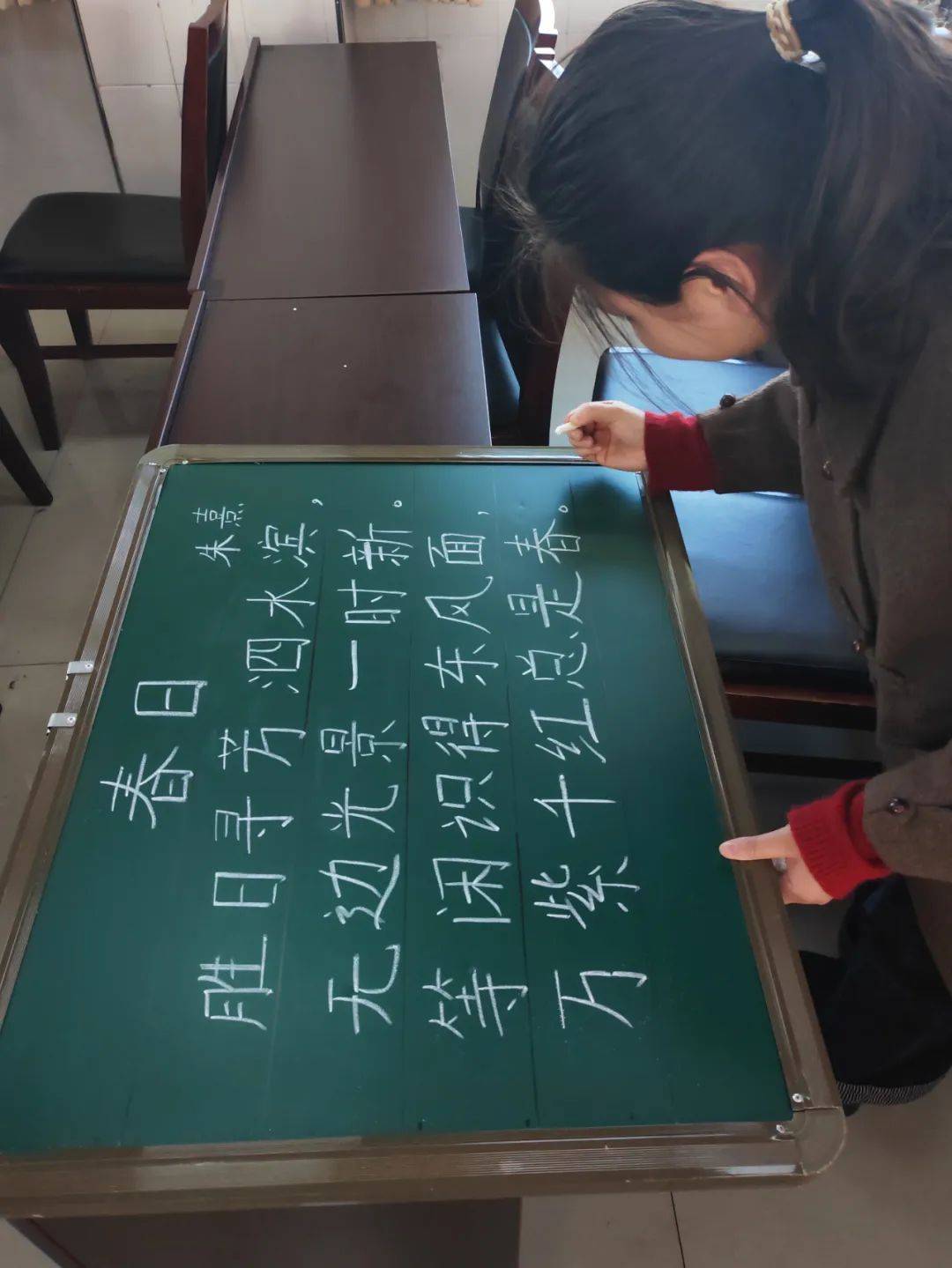 运笔沉稳,笔画刚劲有力,一支支粉笔在黑板上舞动,笔下的字迹顿挫有致