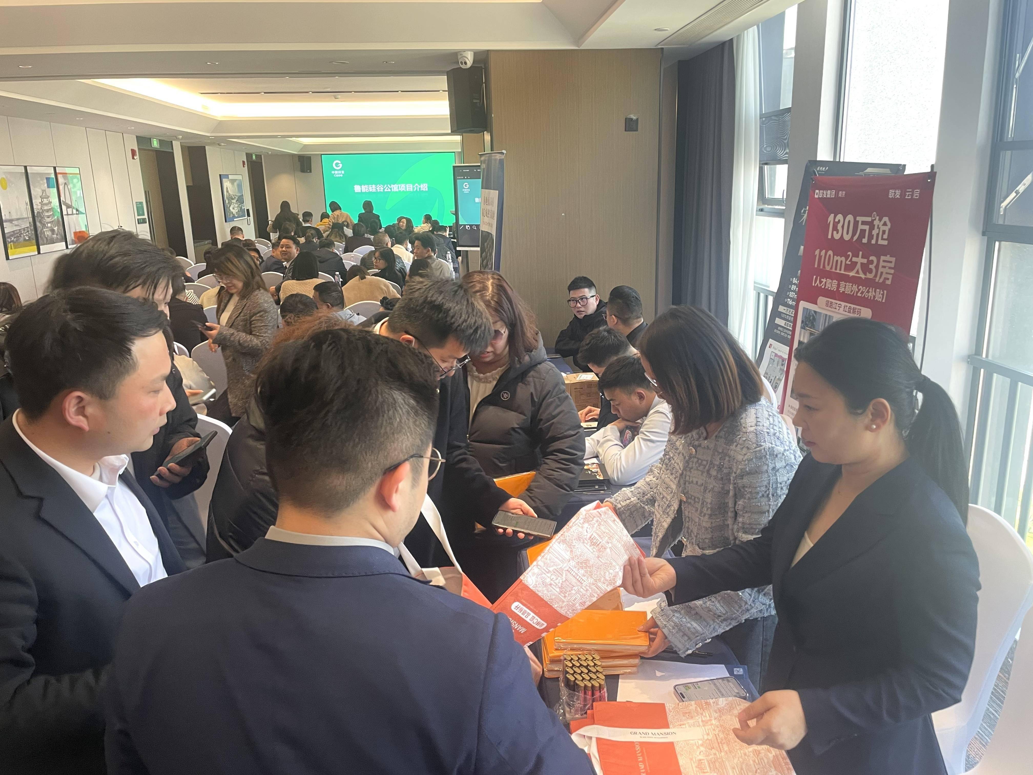 "一位忙碌接待客户的房企负责人在接受采访时说:"很高兴来