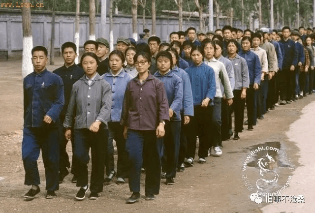 旧事照片:文革中"蓝灰绿"服装的老照片