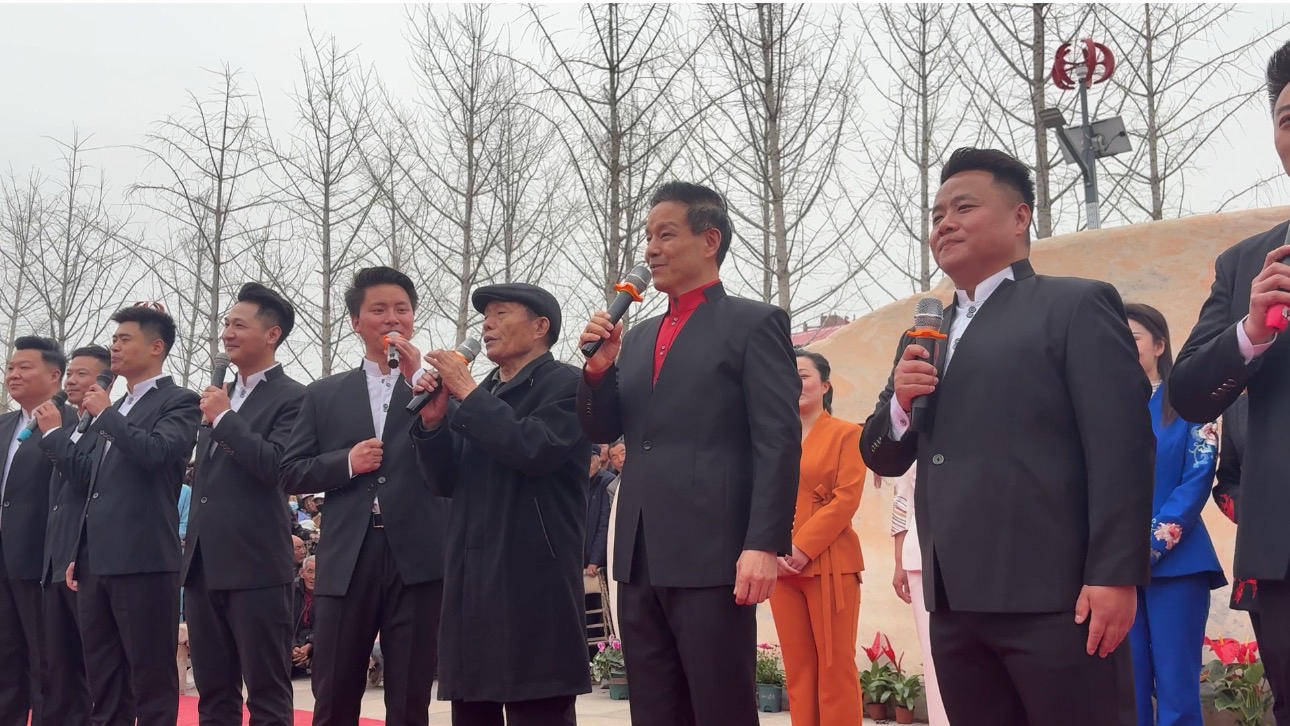 “乡村演唱会”：文化为乡村振兴添动力，贾文龙登台西辛庄，“吃亏精神”唱响乡村