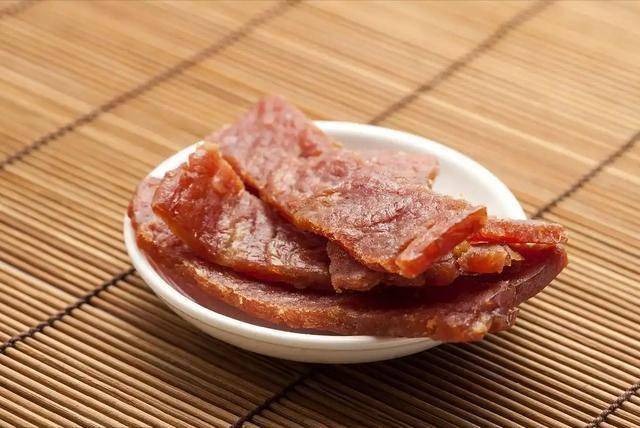 别被“健康假象”骗了，高血压饮食有陷阱 面条、肉干、代餐粉，高血压患者饮食的隐形杀手