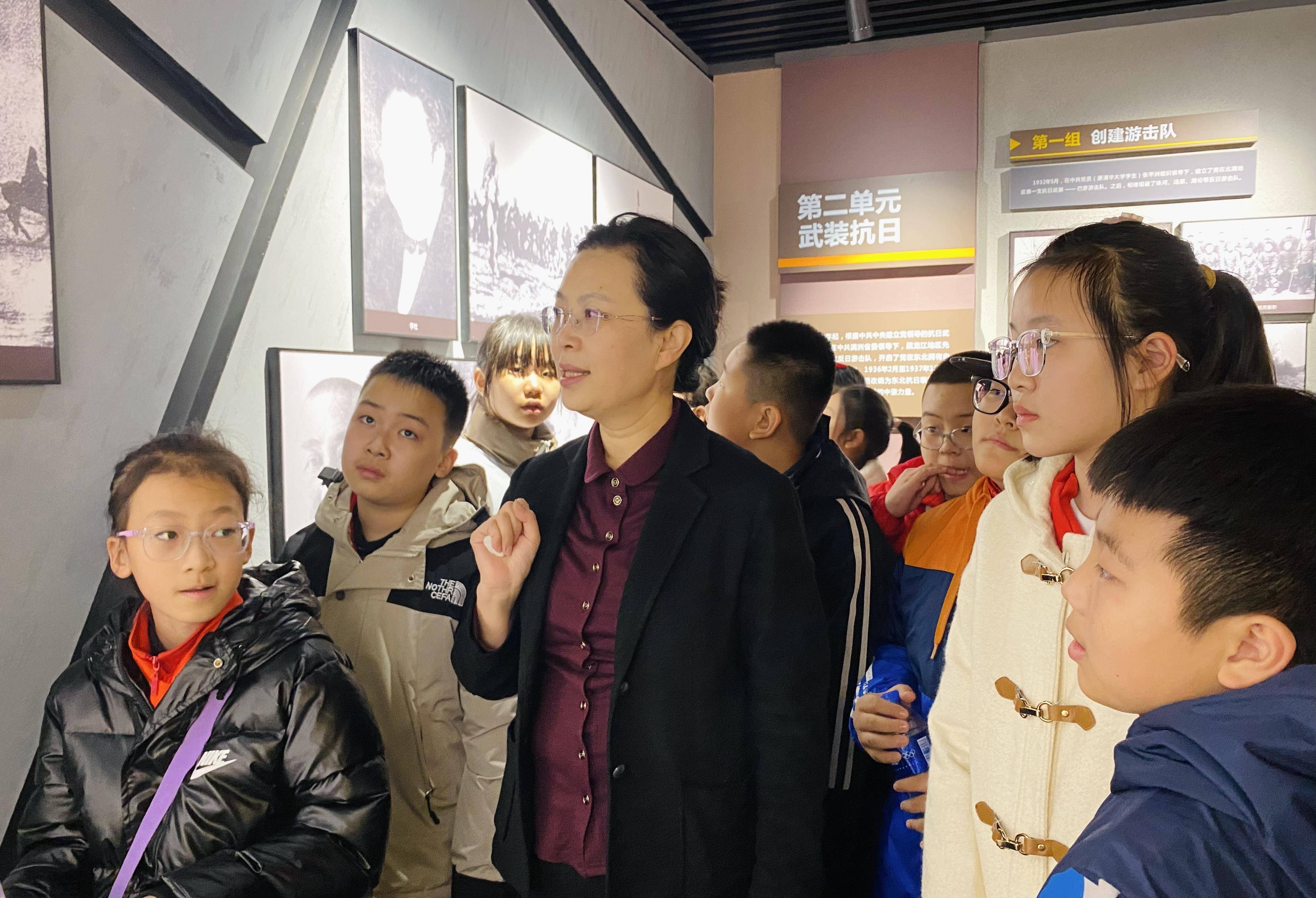 清明前夕，黑龙江省档案馆里革命精神在学子心中扎根，走进黑龙江省档案馆，清明时节聆听抗联英雄的不朽传奇