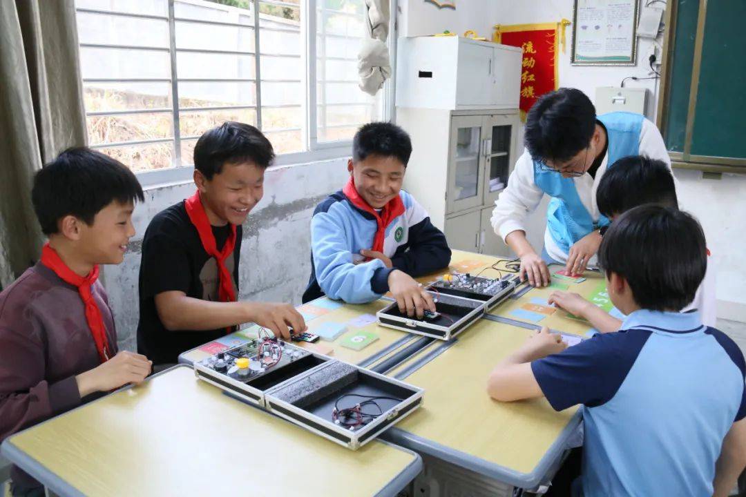 "情暖童心"流动少年宫暨希望工程一堂课走进安溪县蓝田中心学校