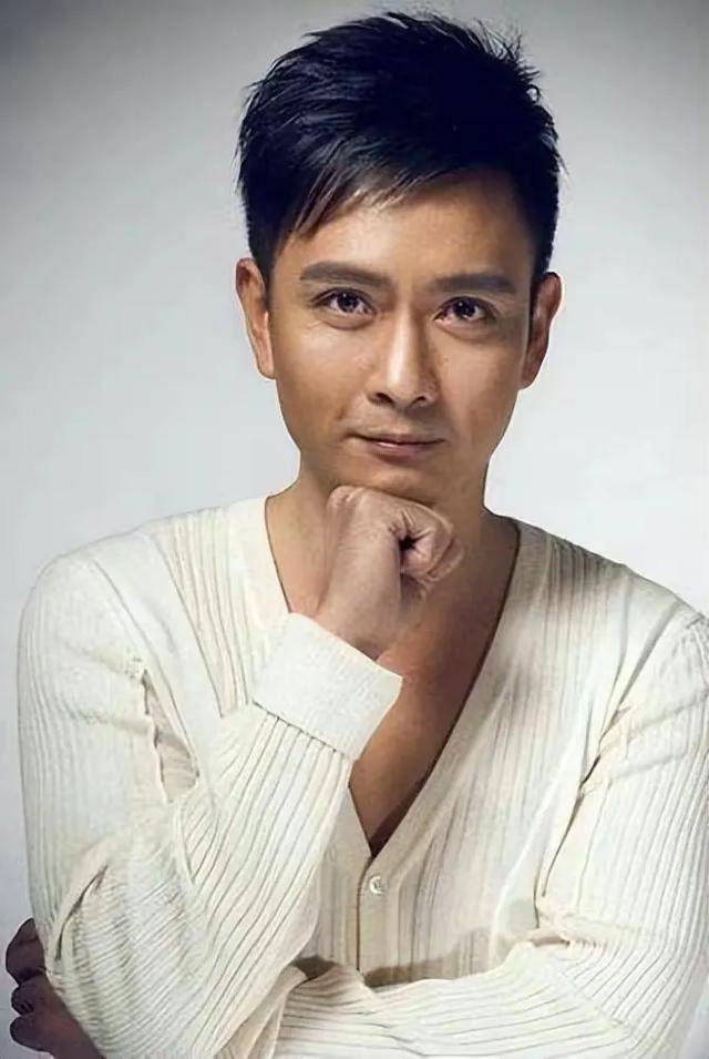 金马影帝谢君豪低调庆生,30年零绯闻婚姻,曾片场舍身勇救童星