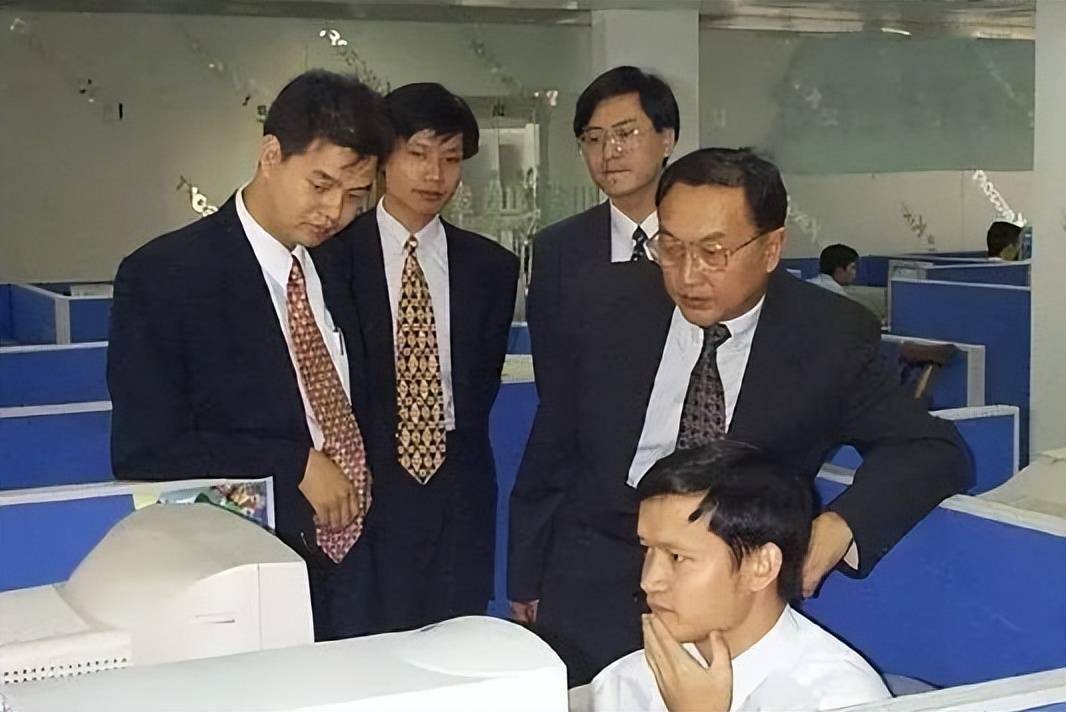 从青涩少年到魅力企业家，雷军气质进化大揭秘