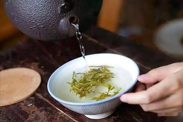 揭秘：长期喝绿茶，老人身体会迎来哪些惊喜转变？ 绿茶助力，老人健康三个月大蜕变！