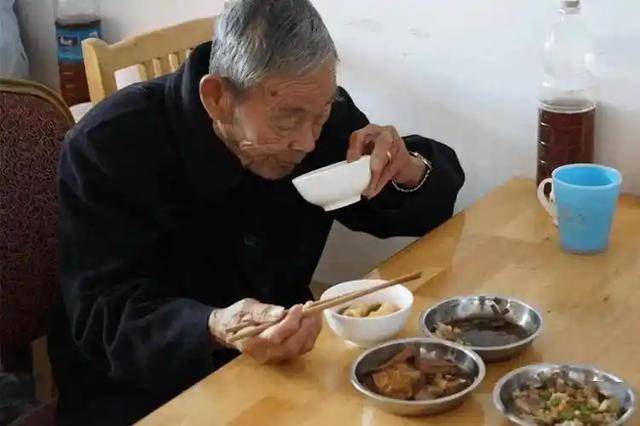 65岁后早餐避开这些食物，健康无忧！，为老人健康护航，早餐别碰这些食物！