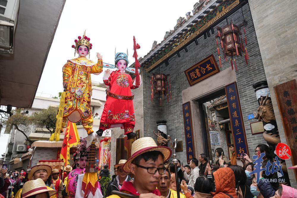 广州市番禺区沙湾古镇锣鼓喧天,彩旗招展,一年一度的沙湾飘色巡游活动
